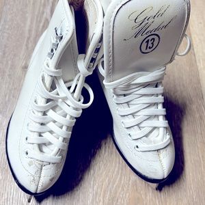 GOLD MEDAL FIGURE SKATES GIRLS SIZE 13